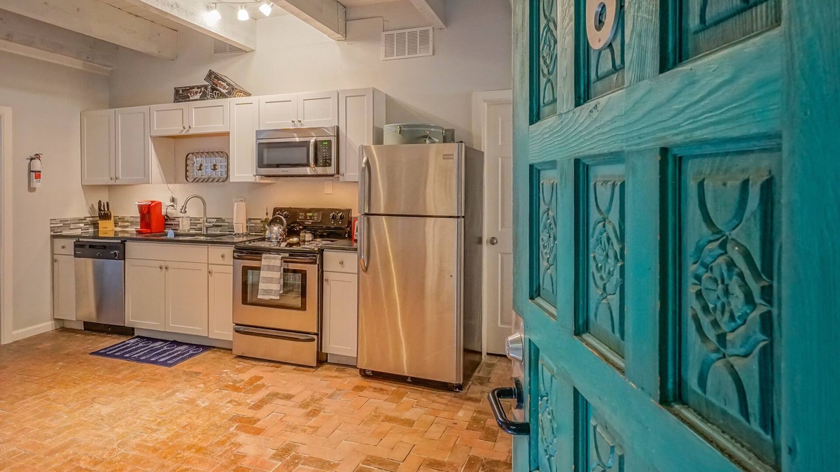 West Old Town Apartment | Walk to Old Town -2BR 2BA, bottom floor