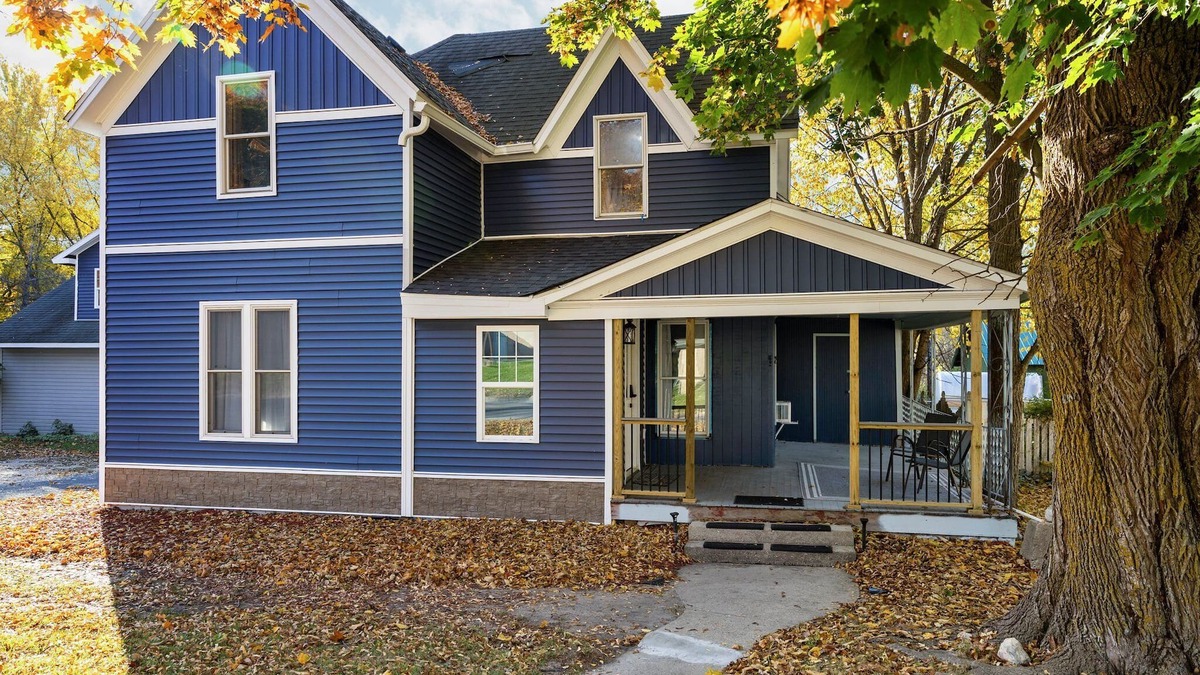 Honor House | Walk to Platt River, Game Room, Hot Tub,Indoor Pickleball, Kayaks, Bikes, Arcade
