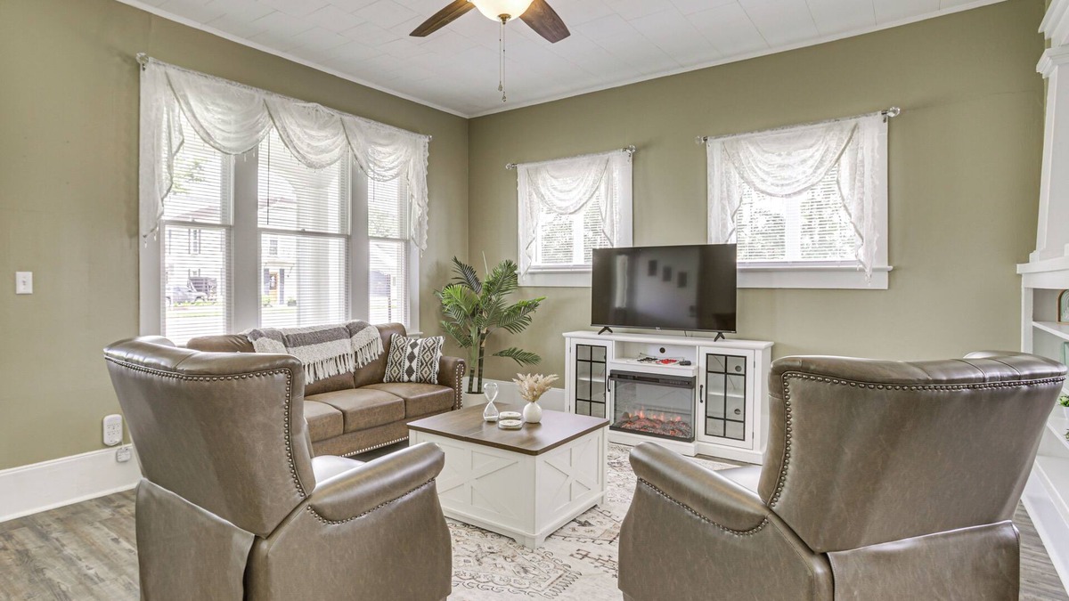 Franklin House | Walk to Restaurants & Shops: Dtwn Franklin Retreat