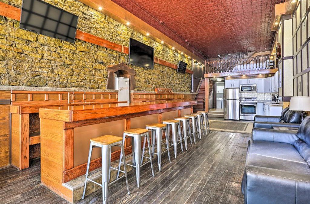 Lansing House | Walk to River Unique Studio in Renovated Bar!