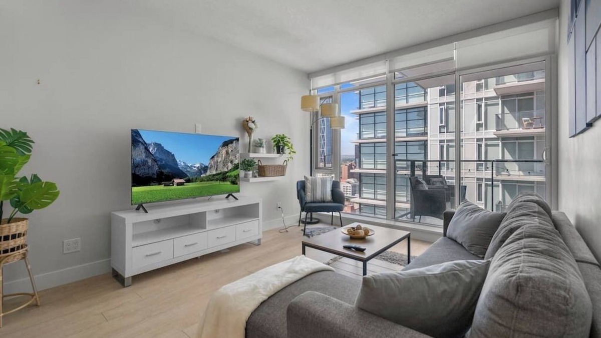 Victoria Park Condo | Walk to Saddledome | AC | DT Views | UG Parking