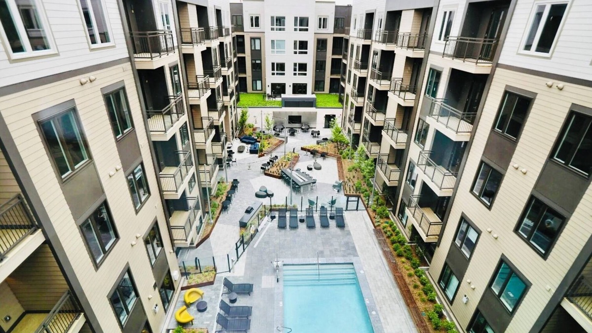 Cambridgeport Apartment | Walk to the Bay! Ships, Dining & Cambridge Minutes Away (KING BED,POOL)