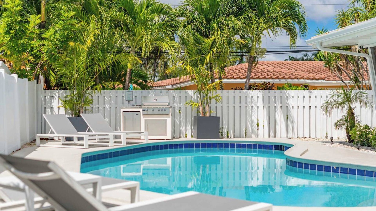 Dolphin Isles Apartment | Walk To The Beach | Fire pit + Pool | Coconut Unit