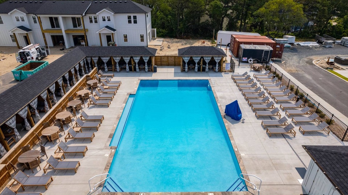 Corolla Light House | Walk to the beach, Dogs ok! Huge SW community Pool -Close to all!