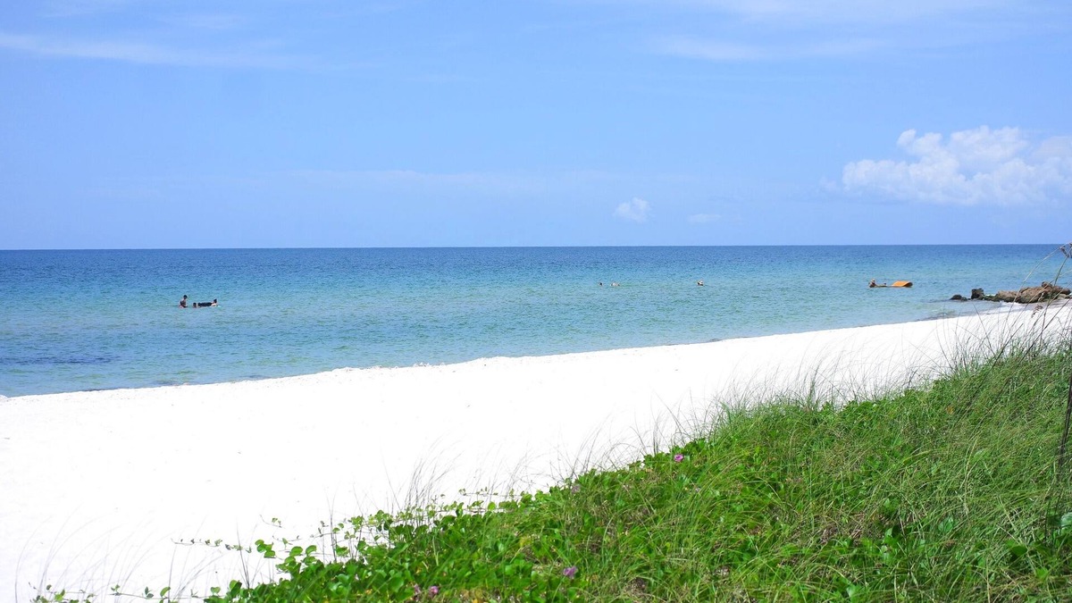 Ridge Lakes Apartment | Walk to the Beach from Cozy Central Apartment