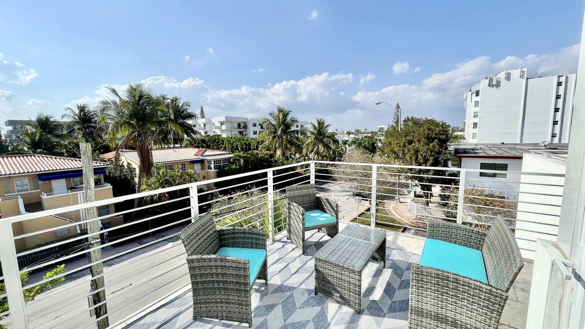 Biscayne Point House | *Walk to the Beach* Private Hot Tub* Rooftop Terrace*