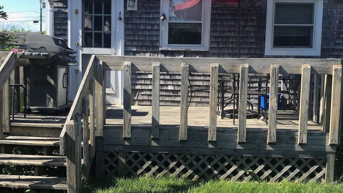 Point Judith Cottage | Walk to the beach!
