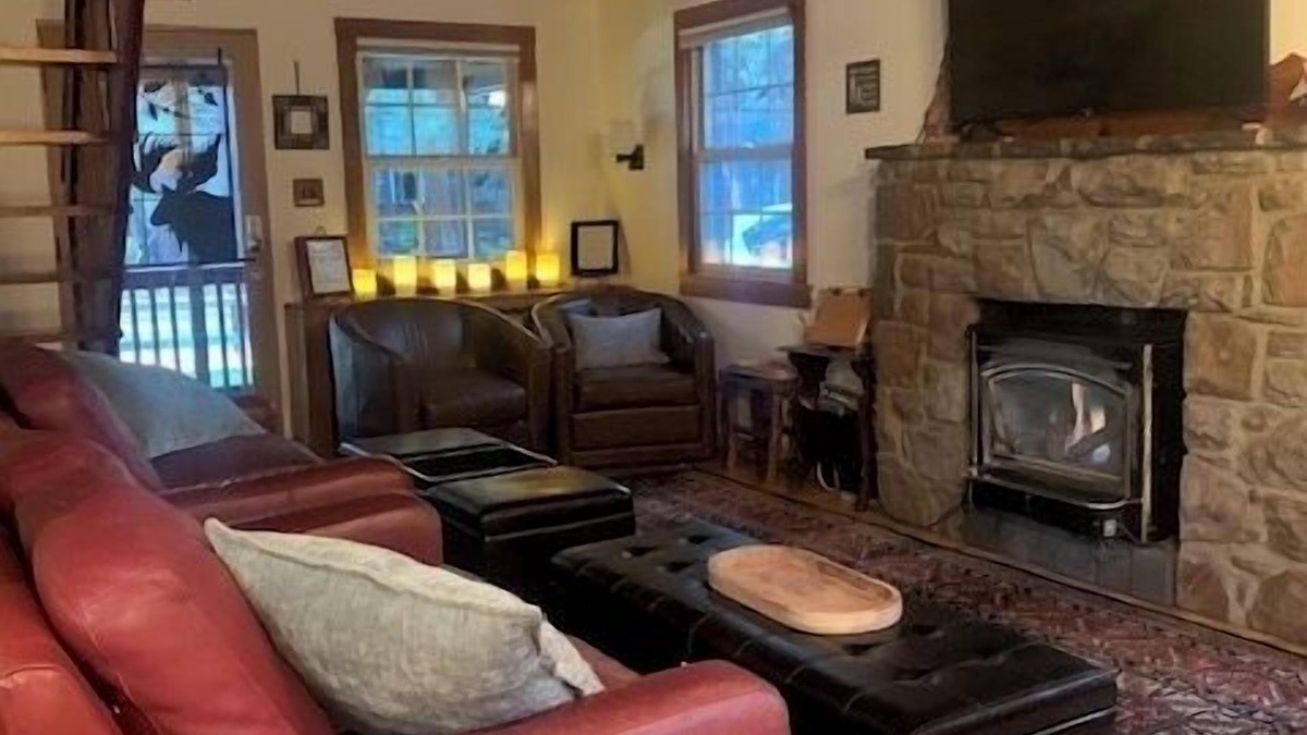 Bijou Pines Cabin | Walk to the LAKE! “Naughty but Nice" Knotty-Pine Cabin