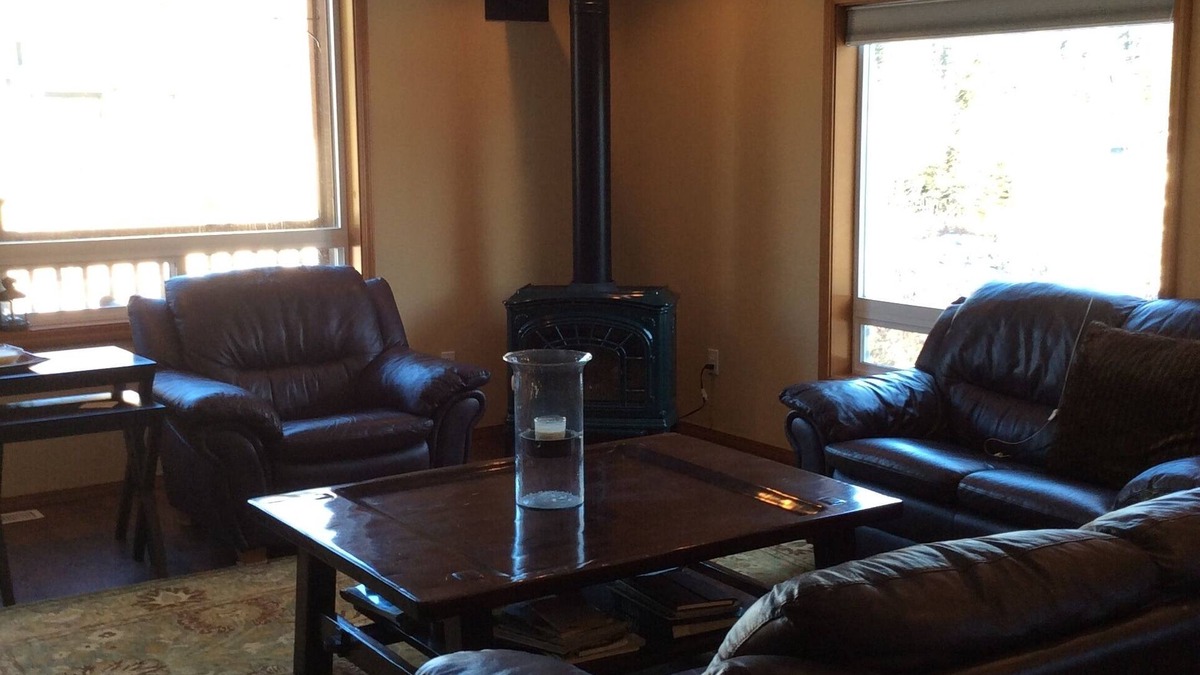 Snoqualmie Pass House | Walk to the ski lifts at the summit!