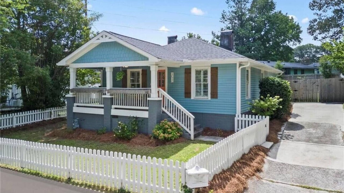 Marietta House | Walk to the Square - Marietta’s Bluebird Bungalow