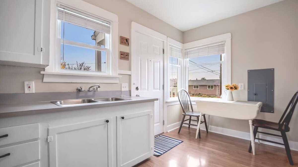 North End Apartment | Walk to the waterfront The Cozy Cottage