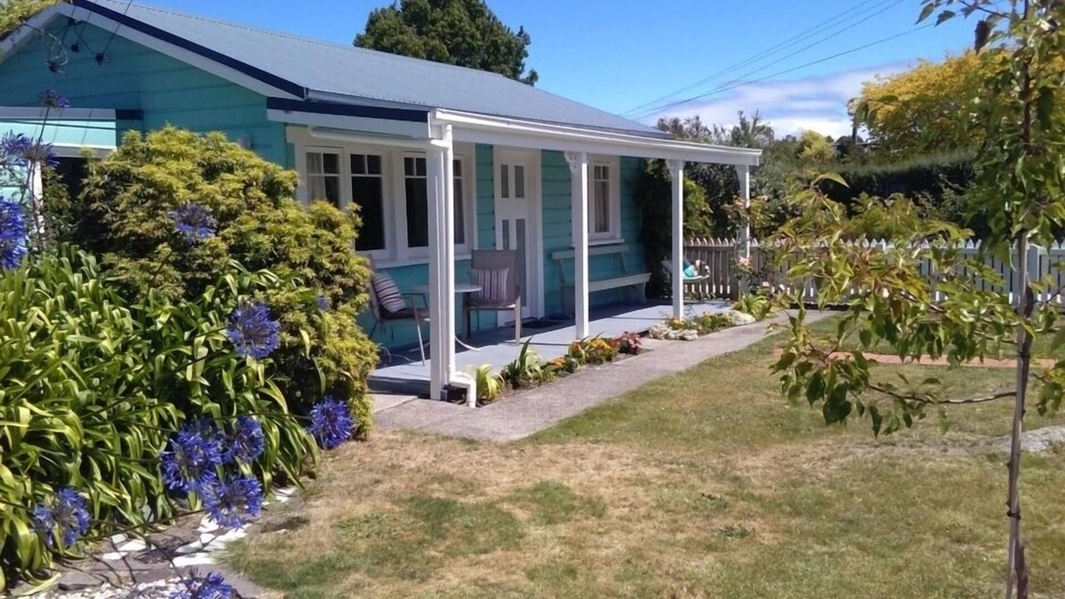 Mapua Cottage | Walk to the wharf and village