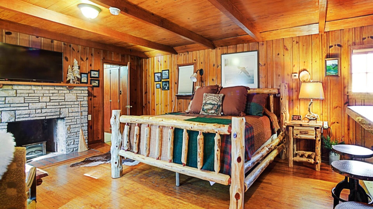 Waterloo Cabin | Walk To Town From Peaceful Countryside Log Cabin 25 Minutes To St. Louis