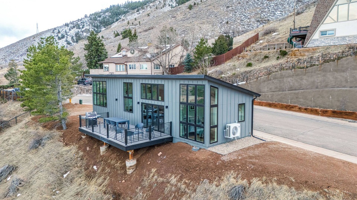 Golden House | Walk to Trail: 'Lookout Landing' Newly Built Home!