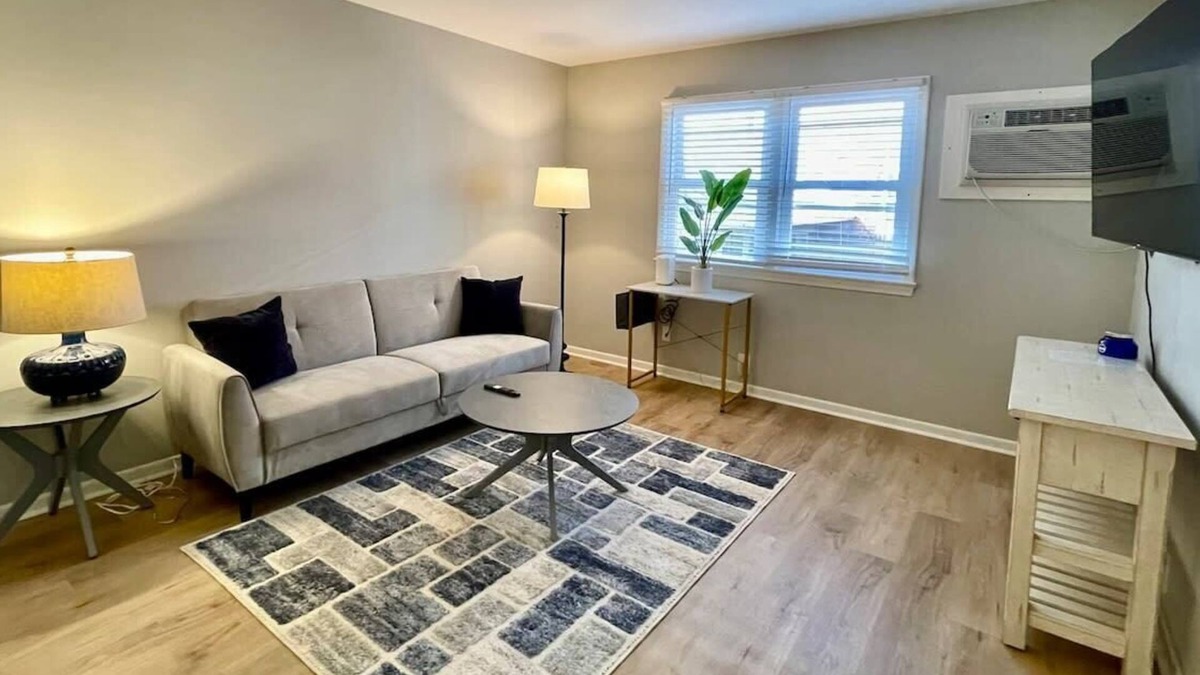 Joslyn Castle Apartment | Walk to UNMC, Free Parking, Cozy Escape