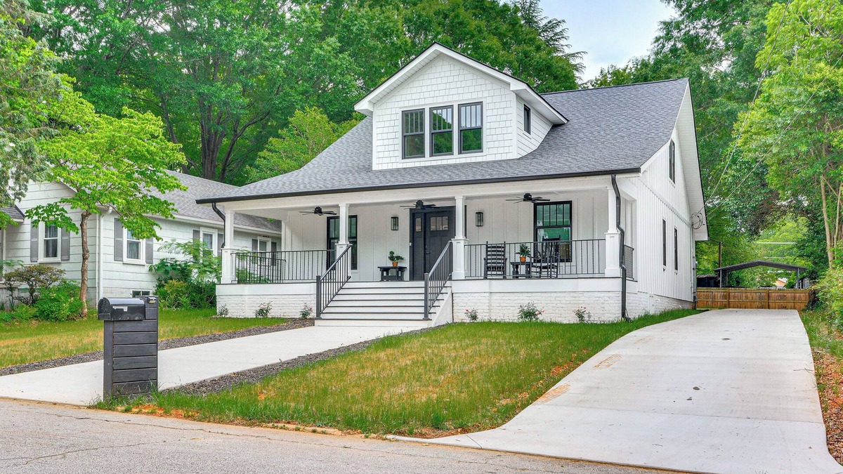 Lexington House | Walk to Uptwn Lexington: Modern Retreat w/Porch!