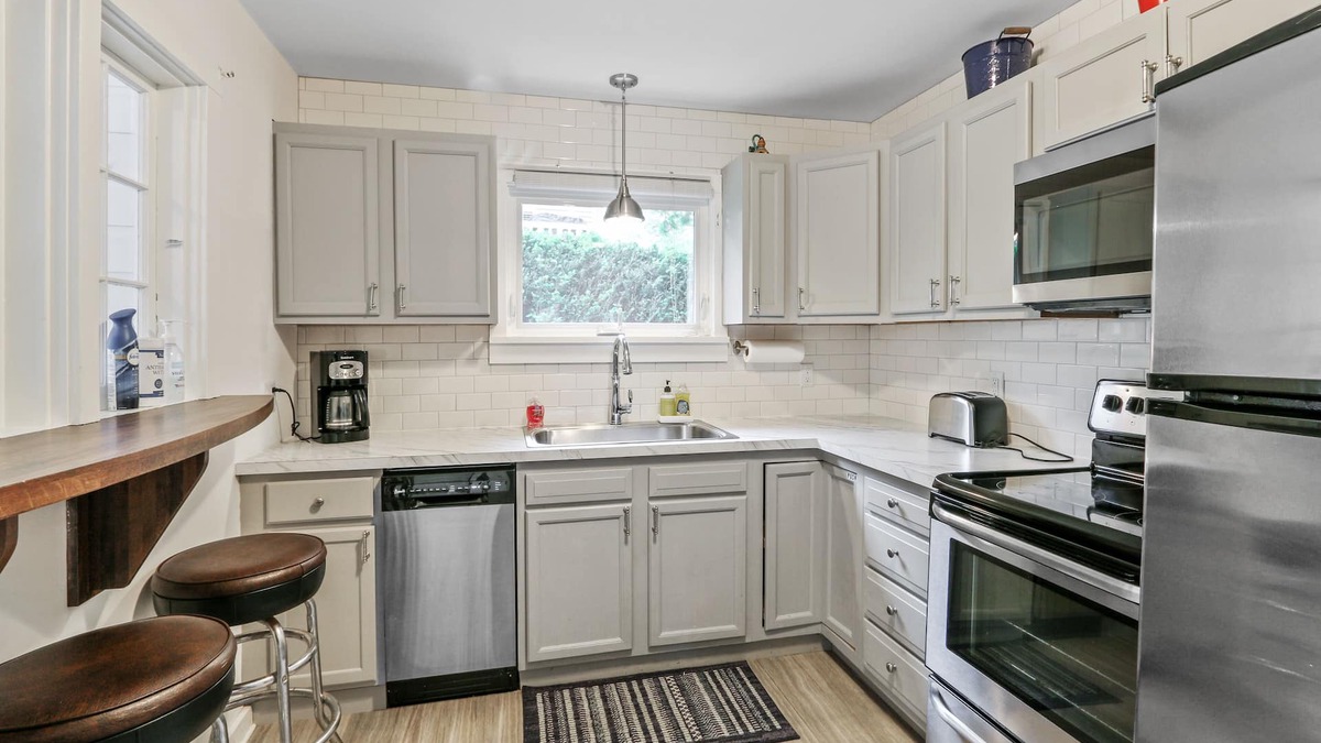 Indian Hills House | Walk to Lake! Adorable House in Fontana-on Geneva Lake. SUMMER 2026 SPECIAL! 30%