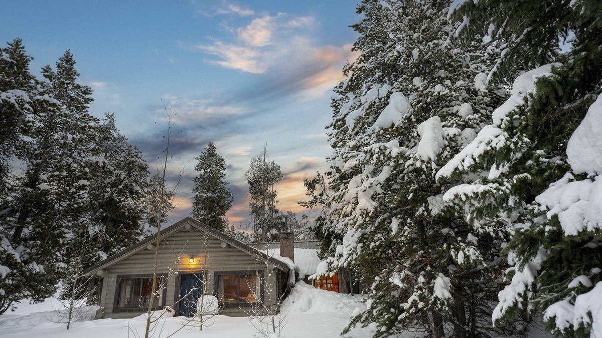 West Yellowstone Cabin | Walk to Yellowstone Log Cabin w/Shop & Hot Tub 8-10 ppl