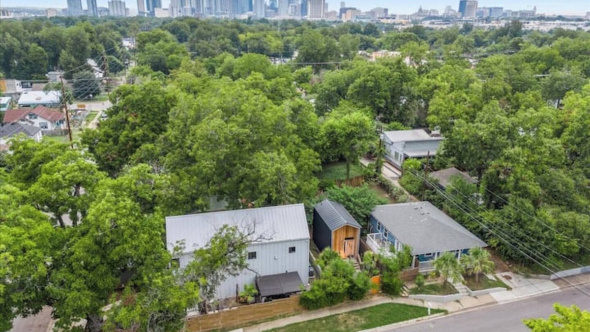 Holly Villa | Walkable 3-home 3,800 sq-ft Villa