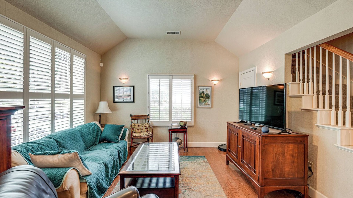 Stockton House | Walkable Miracle Mile Retreat w/ Peaceful Patio
