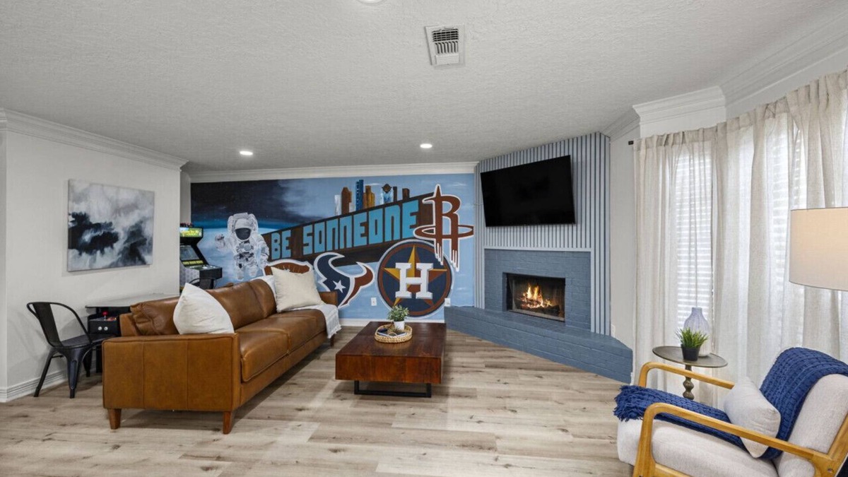 Montrose House | Walkable Montrose 2BR | Houston Mural | Sleeps 9