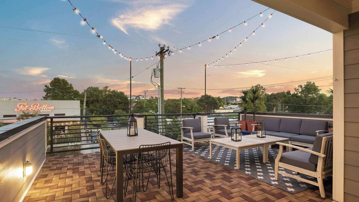 The Nations House | Walkable Nations Retreat | Rooftop & Near Broadway