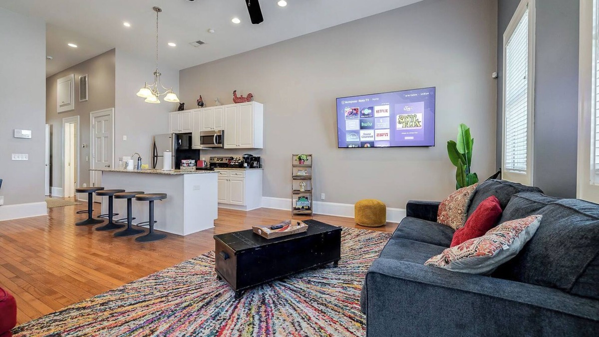 Metropolitan Condo | Walkable to Forsyth Park, queen bed, spacious and super comfy