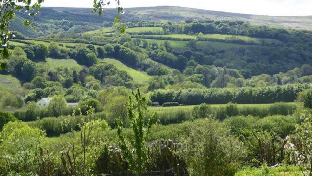 Michelcombe Apartment | Walkers Retreat with excellent views, large garden and free WiFi