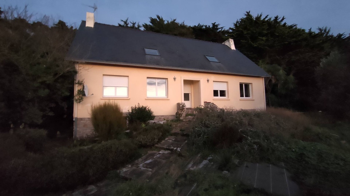 Plouhinec House | Walking distance from the beach, sea view, sleeps 14 Plouhinec 29 south