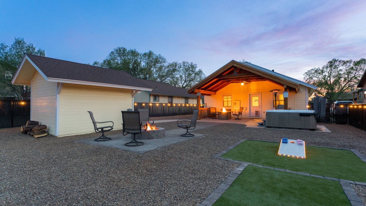 Williams House | Walking distance from downtown - Close to local Lakes - Large backyard - Hot Tub