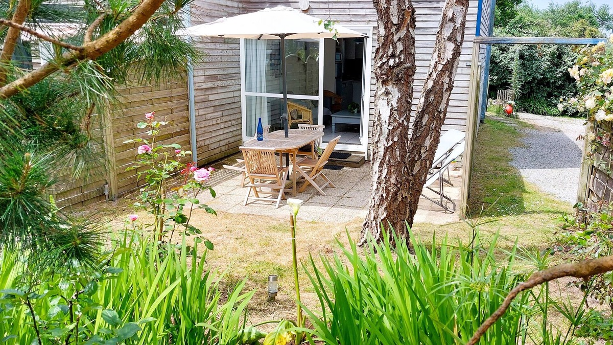 Le Conquet Ski Chalet | Walking distance to the sea, peaceful chalet sleeps 4