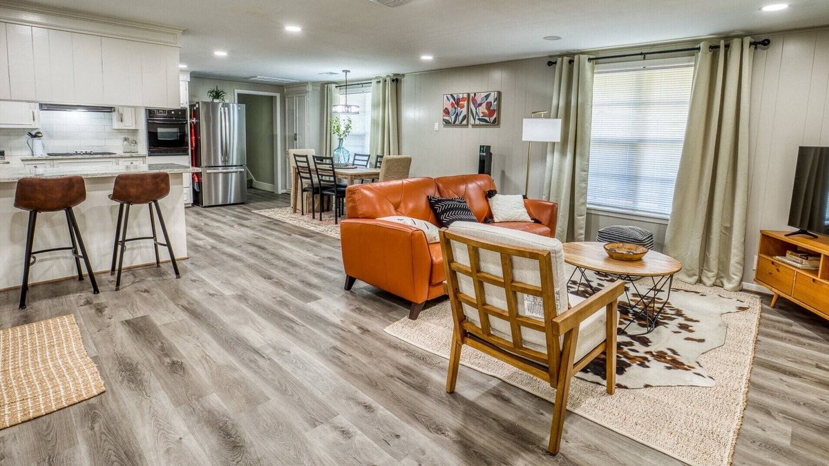 Brenham House | Walking distance to historic downtown Brenham!