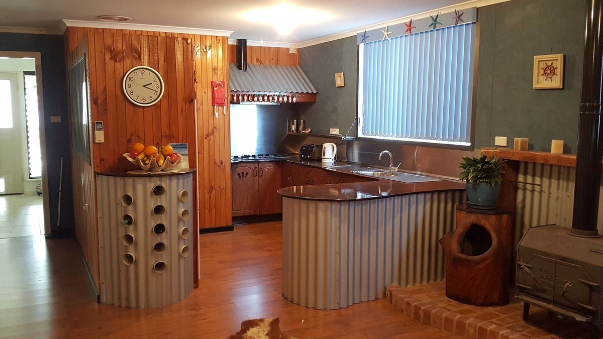 Kingscote House | Walking distance to main street shops & restaurants