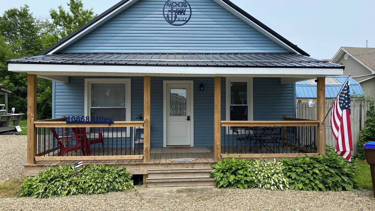 Conneaut Lakeshore Cottage | Walking distance to beach area of Conneaut lake- 4 beds-Dog Friendly- NO Smoking