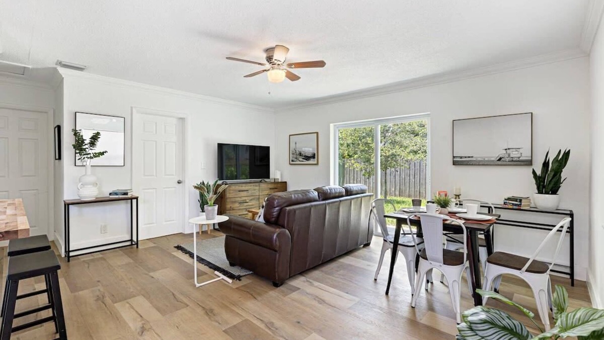 Sailboat Bend Condo | Walking on Sunshine – 2BR, 1BA Near Riverwalk