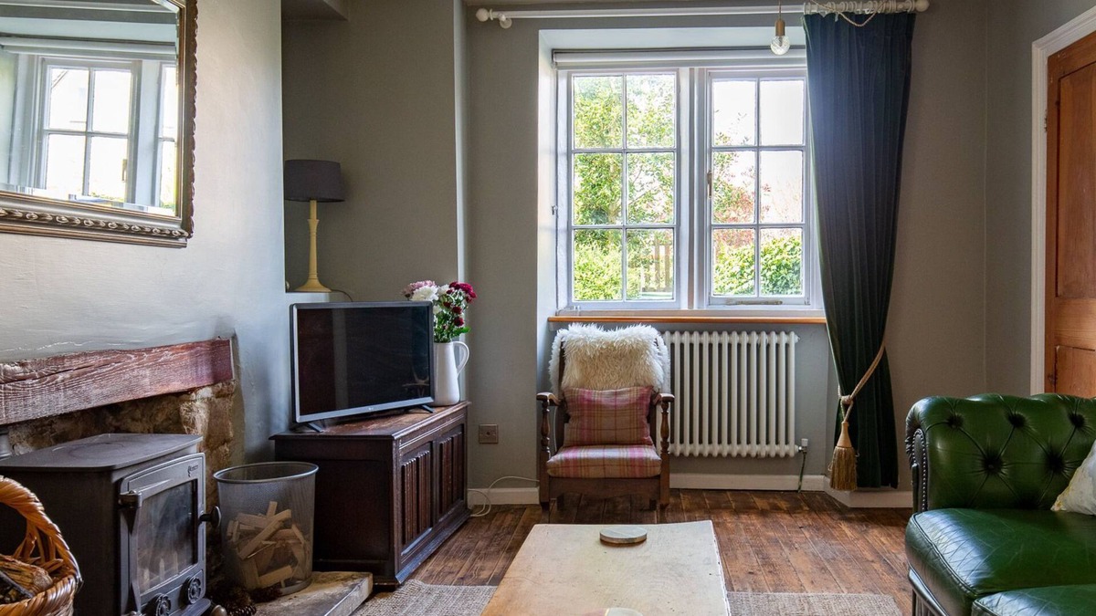 Nailsworth Cottage | Walkley Wood Cottage - sleeps 4 guests in 2 bedrooms