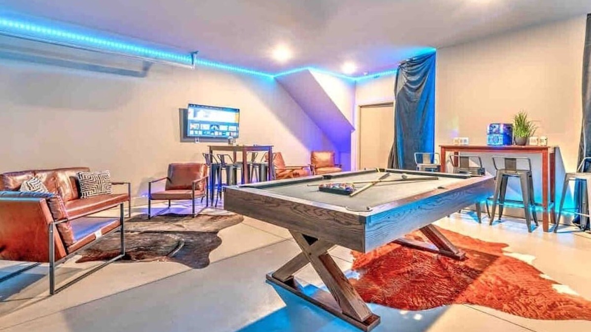 Haynes Area House | Wallen World-Lux Home w/14 Beds! Game Room/Rooftop