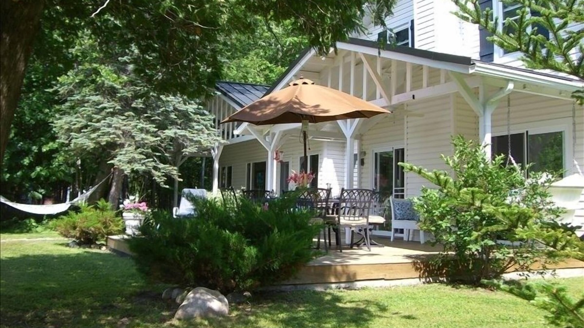 Boyne City Cottage | Walloon Lake Gold Coast - Three season cottage right on the water!