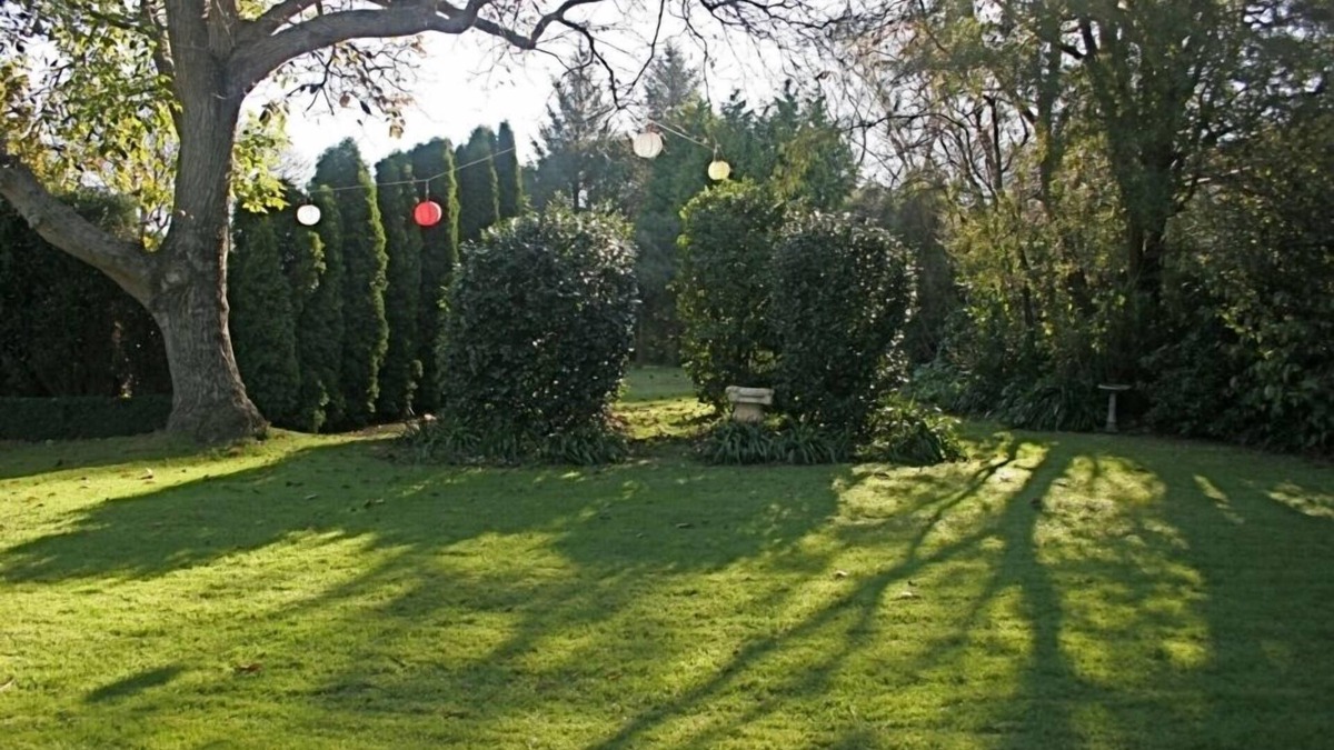 Christchurch Cabin | Walnut Grove Lodge sleeps 26, Spa, Tennis Court