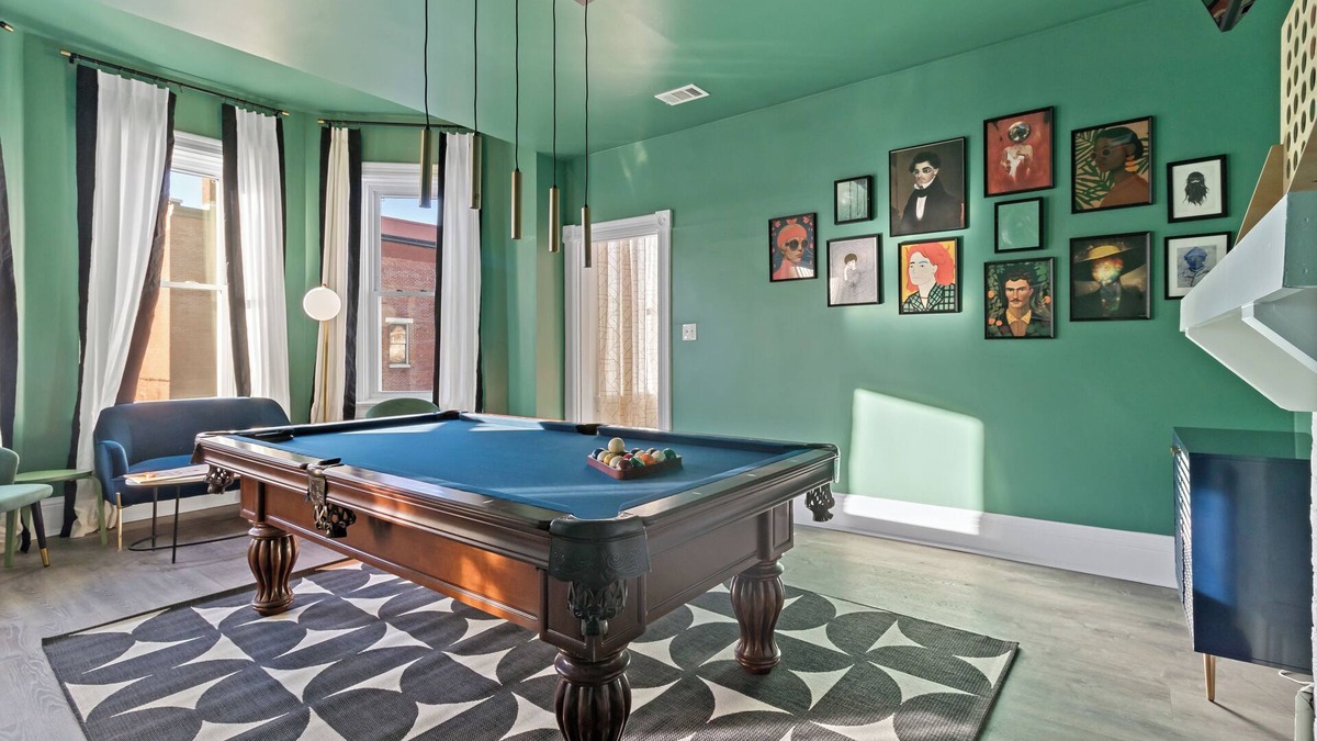 Cincinnati House | Walnut Hills Mansion-sleeps14! TVs in every room!