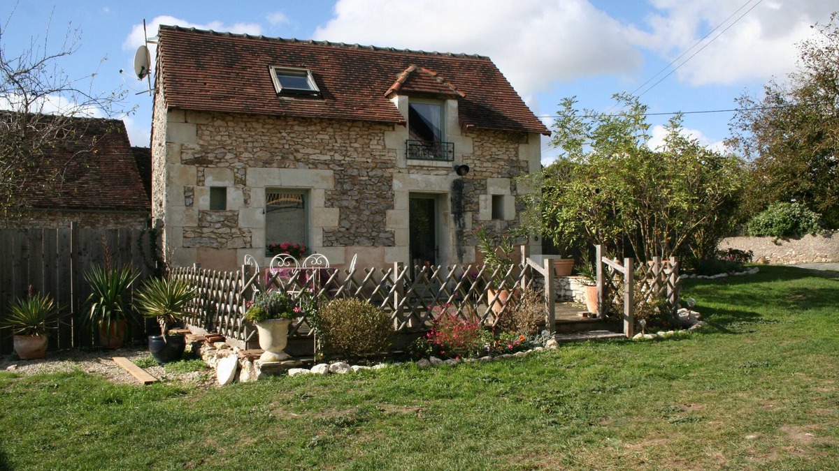 Pleumartin Cottage | Walnut Lodge, 1 bedroom traditional Gite in rural location