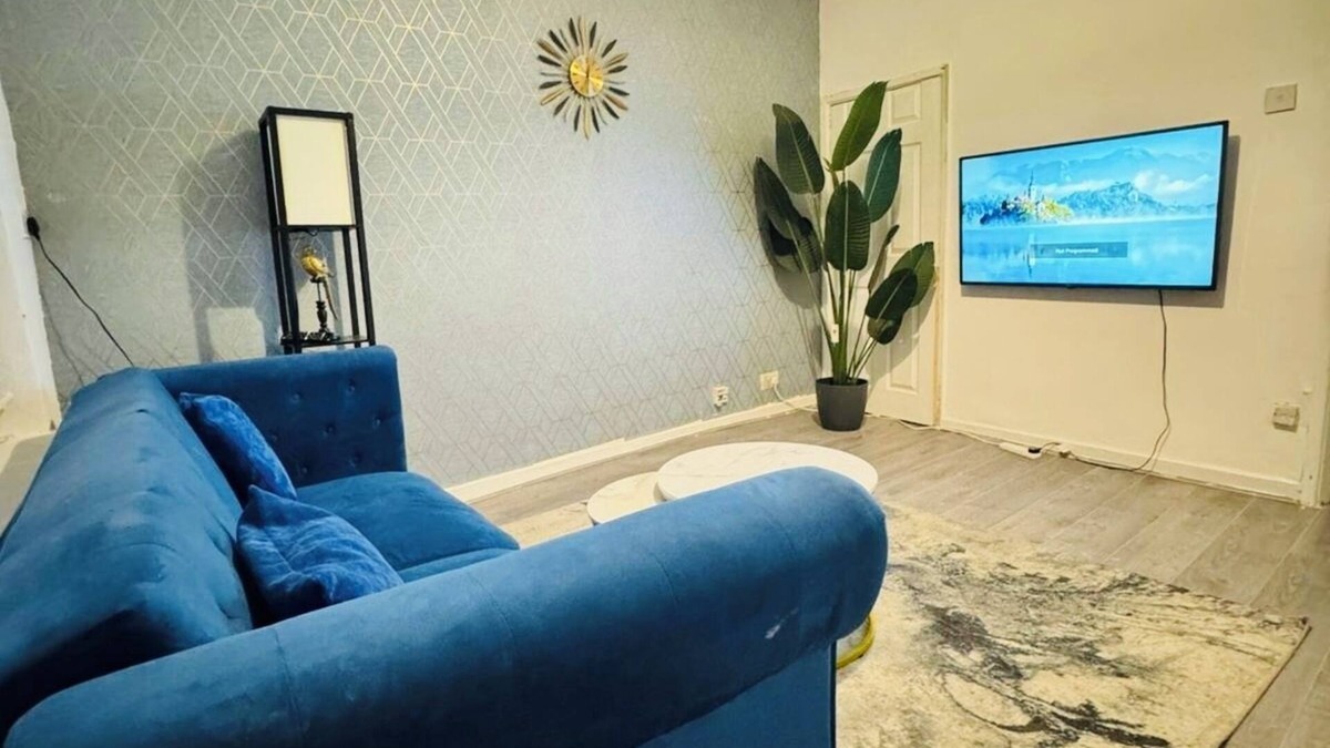 Walsall House | Walsall Comfort Home – 3-Bedroom Retreat Sleeps 6