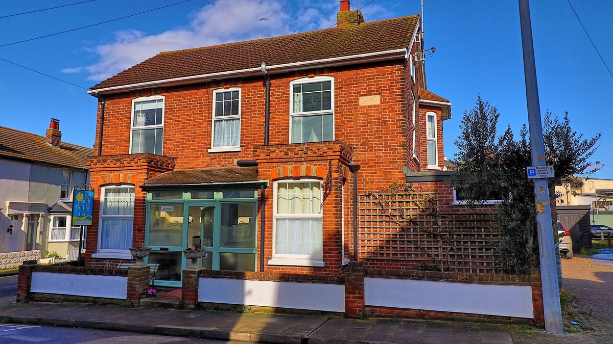 Walton on the Naze Cottage | WALTON BEACH HOLIDAY LETS, family friendly in Walton-On-The-Naze