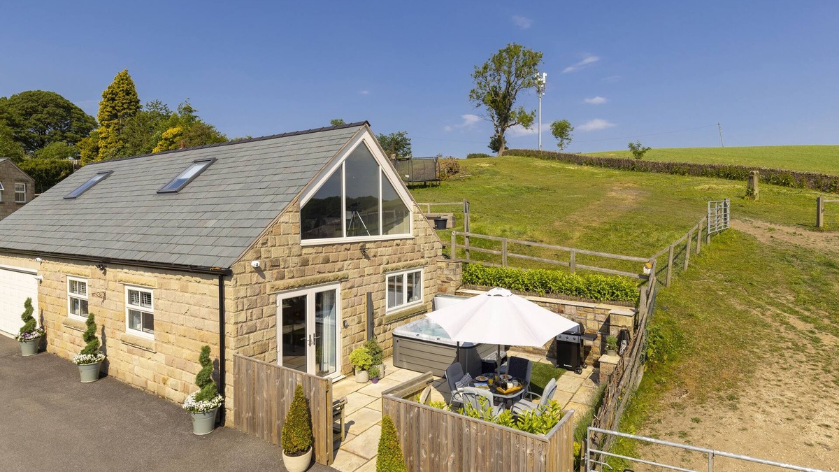 Chapel en le Frith Cottage | WALTON HOUSE COTTAGE, romantic, with hot tub in Chapel-En-Le-Frith