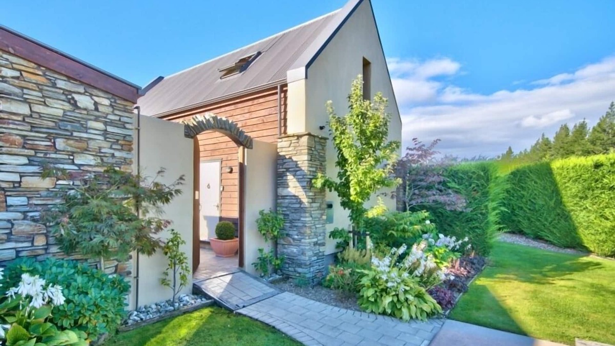 Wanaka Cottage | WANAKA COTTAGE with OUTDOOR PRIVATE SPA