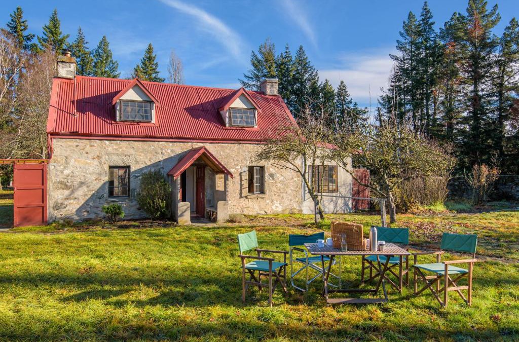 Albert Town House | Wanaka Stone Cottage - Wanaka Holiday Home