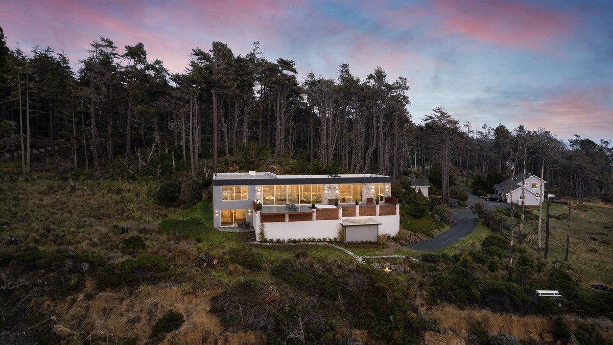 Anchor Bay House | Wander Anchor Cove sleeps 8, w/Hot tub, 3 Bedrooms