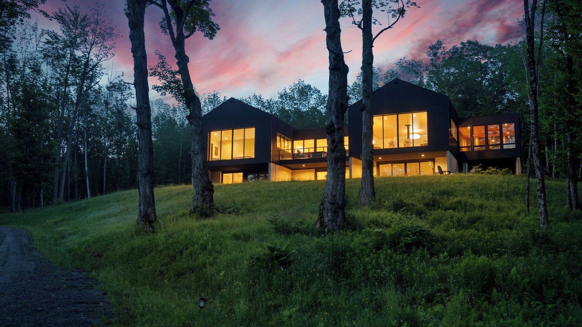Stowe Hollow House | Wander Stowe Hollow sleeps 10, w/Workstations, 5 Bedrooms