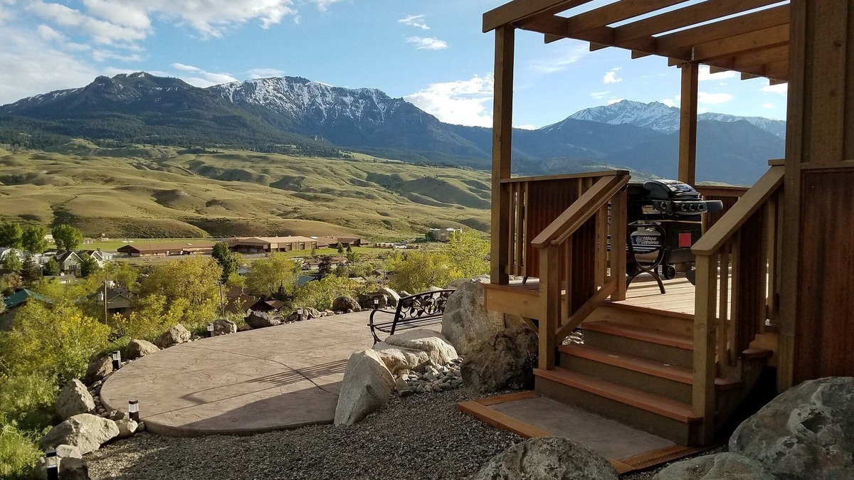 Gardiner Cabin | Wanderlust Haven overlooks the heart of Gardiner, next to Yellowstone Nat'l Park