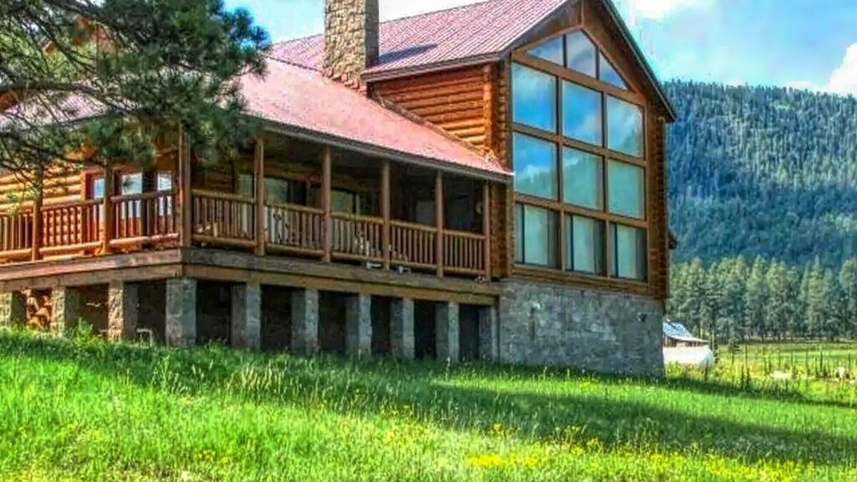 Eagar Cabin | Wapiti Run Retreat - Secluded Log Cabin on 4 Acre Lot w/Mountain & Pond Views